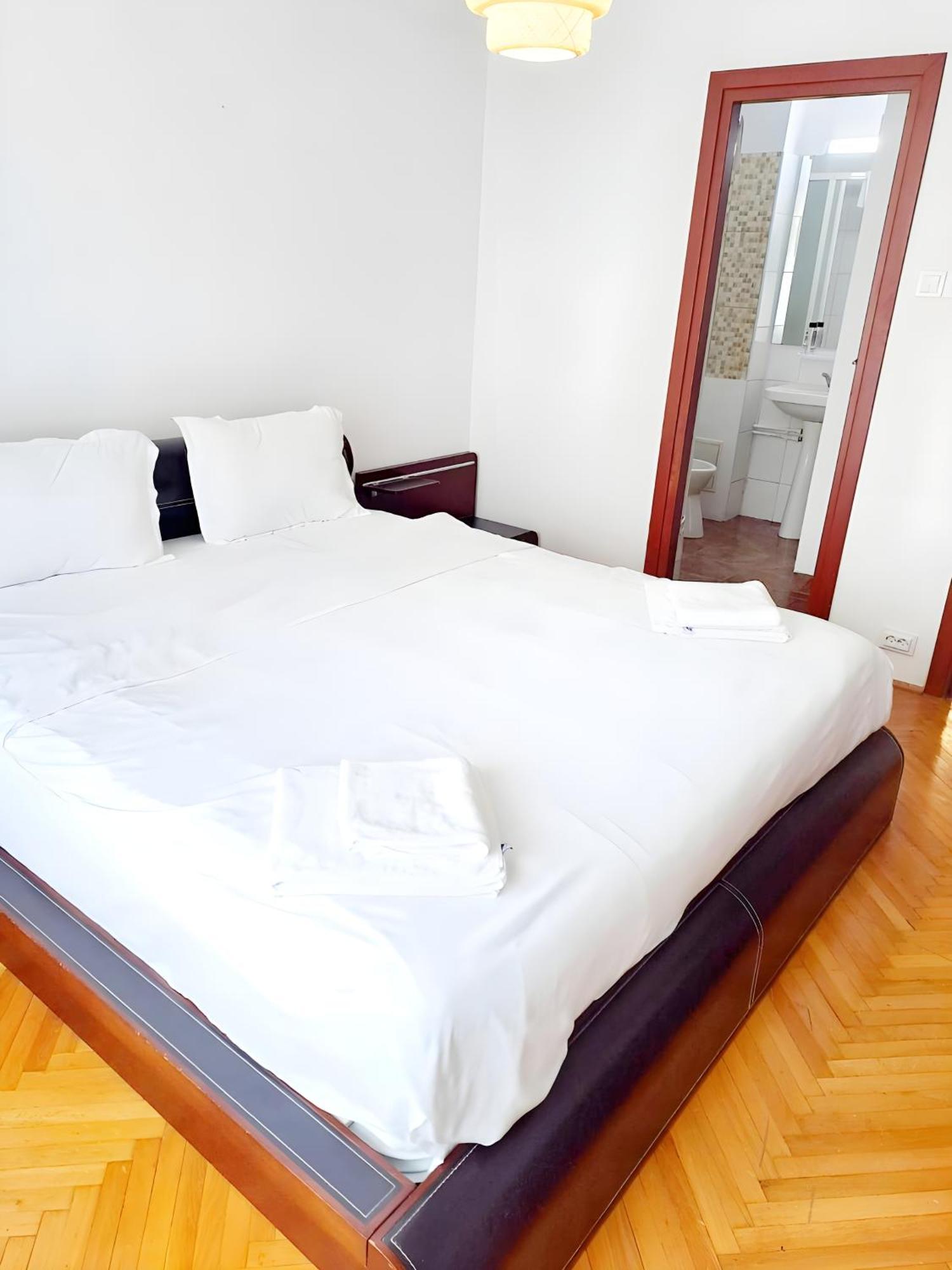 Tranquil Unirii Residence - Elegant & Spacious Living With Parking Steps From Parliament Bukarest Eksteriør billede